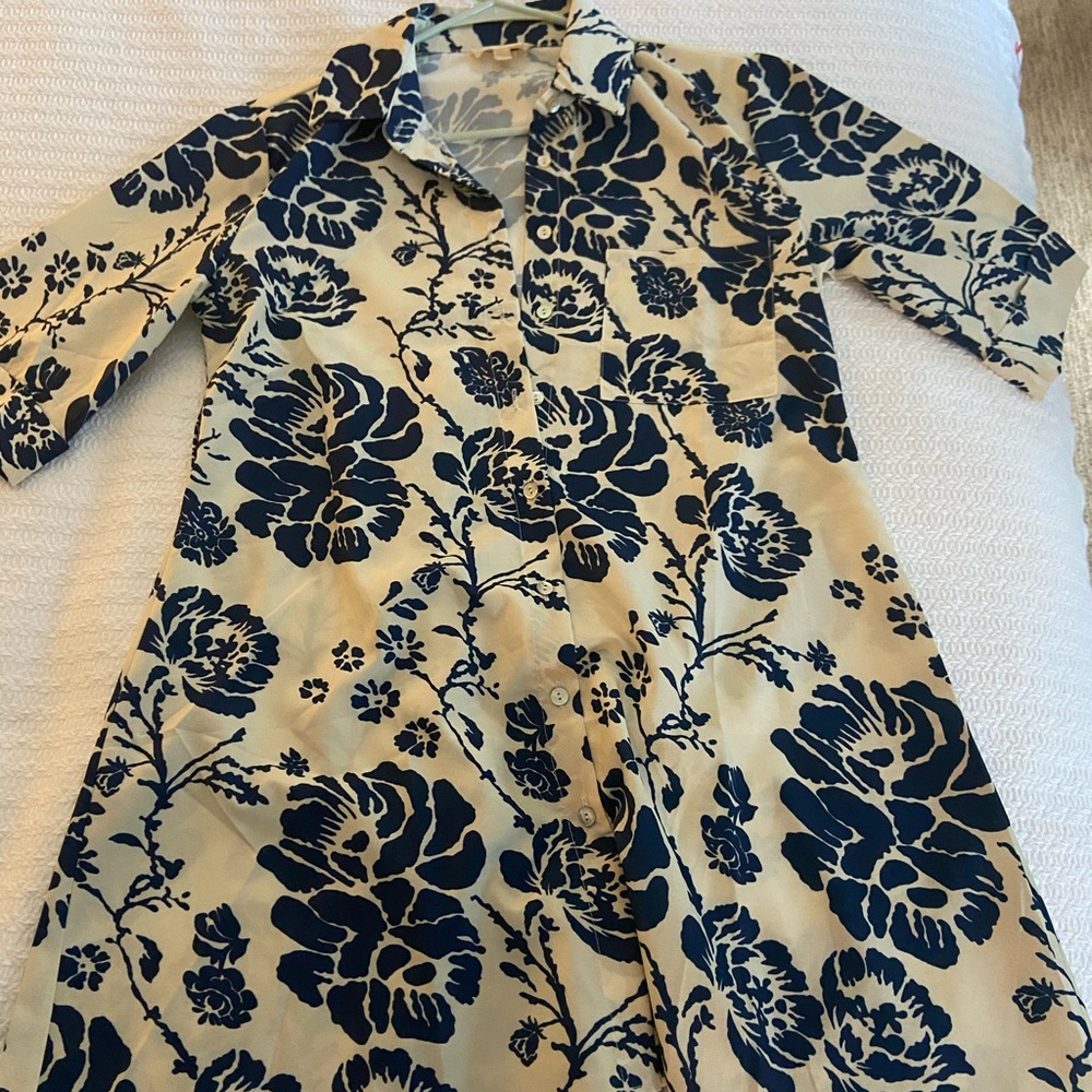 Casual, easy on spring dress. Pretty large blue flowers on a beige background.